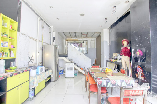 Local De 170 M2 Cubiertos, 2 Baños, 2 Subsuelos Y Jardín, A Metros De Alvear.