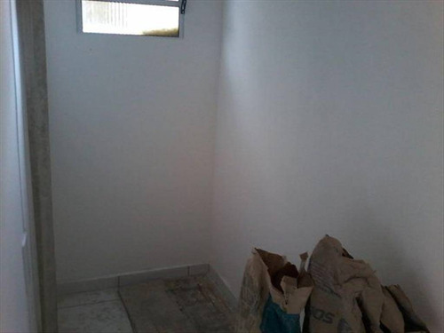 Imagem 6 de 30 de Imóvel Novo Tipo Casa Térrea Em Condominio Fechado Com Excelente Acabamento Com Azulejo Até O Teto Tanto Na Cozinha Como No Banheiro E Moldura De Gesso Nestes Dois Ambientes Janela De Alumínio Cor B