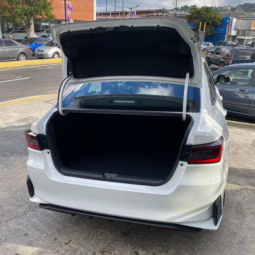 Imagen 8 de 10 de Toyota Yaris E 2023
