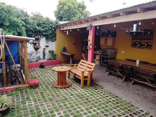 Venta Casa Con Cochera Y 2 Dormitorios