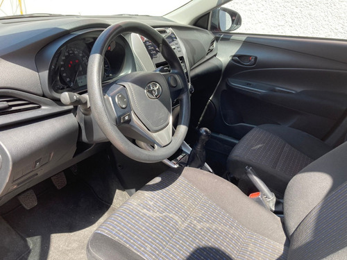 Imagen 11 de 14 de Toyota Yaris Sedan Core Mt, Mod. 2020, Color Rojo