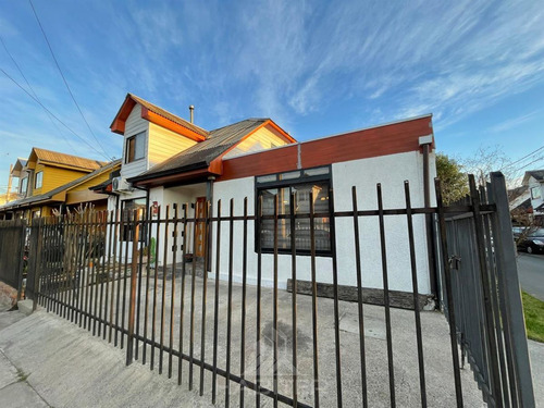 Linda Casa En Venta De 4 Dorm. En Curicó