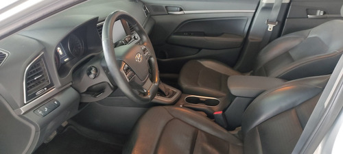 Imagen 9 de 15 de Hyundai Elantra 2017 2.0 Limited Tech Navi At