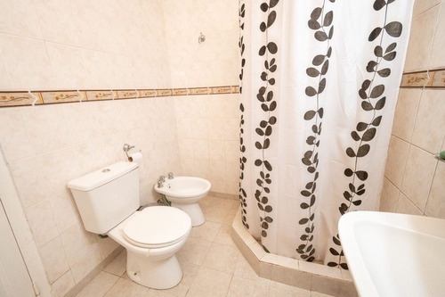 Casa En Venta De 2 Dorm, Cochera Y Patio C/ Pileta