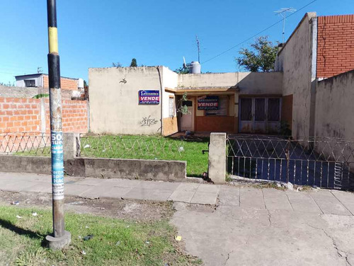 Casa En Venta En Isidro Casanova