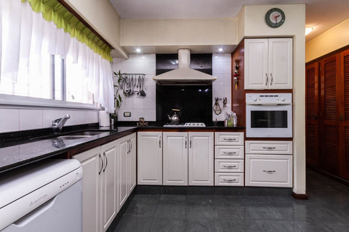 Hermoso Chalet De 5 Amb. En El Centro De Lanusita