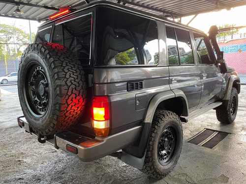 Imagen 4 de 8 de Toyota Land Cruiser 70 Síncronico