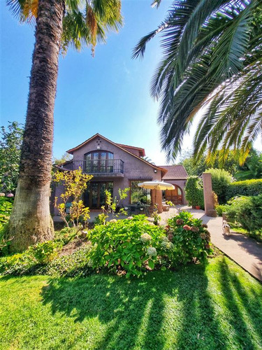 Maravillosa Casa Con Lindo Jardín Terrazas Y Piscina 