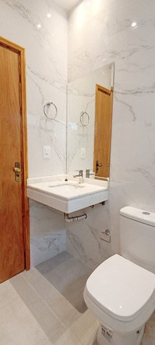 Vendo Casa Estilo Minimalista, A Pasos De La Playa Mbo´i Ka´e: 2 Habitaciones Y 2 Baños