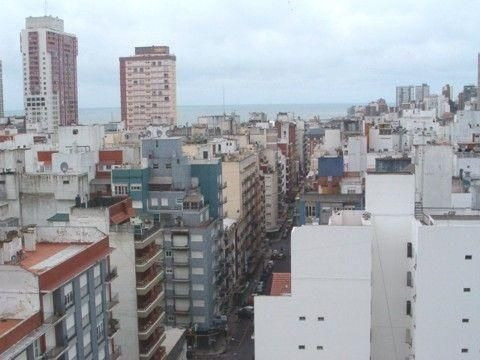 Imagen 2 de 9 de Temporada | 2 Ambientes A La Calle Con Balcón