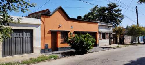 Casa Grande Con Departamento Y Deposito. Restaurada