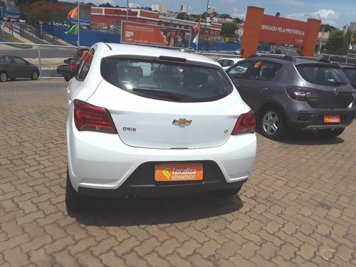Imagem 6 de 11 de Chevrolet Onix 1.0 Mpfi Lt 8v Flex 4p Manual