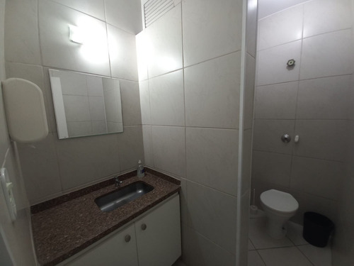 Excelente Sala Comercial Próxima Ao Metrô República, Na Av. Ipiranga 318, Com 148 M2 Mais 33,26 M2 De Área Comum. Imóvel Conta 7 Ares-condicionados, 4 Elevadores, 3 Banheiros, Segurança No Condomínio