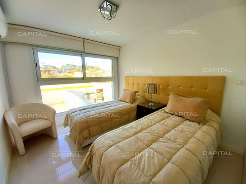 Imagen 7 de 20 de Apartamento Frente Al Mar En Venta Dos Dormitorios Y Servicio - Punta Del Este Mansa