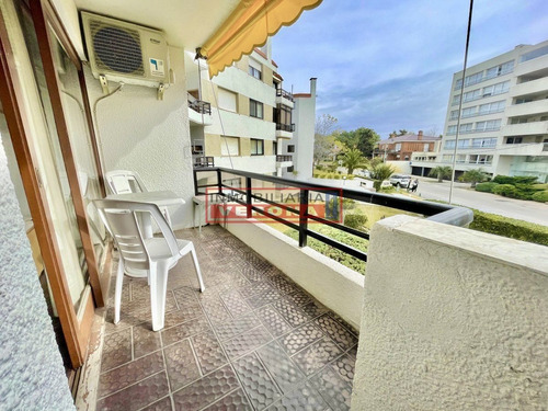 Imagen 17 de 25 de Apartamento En Venta A Una Cuadra Del Mar, Reciclado Y Con Parrillero Propio