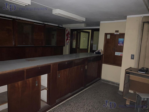 Imponente Edificio En Block En Monserrat