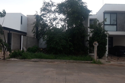 Terreno En Venta En Privada Residencial Tamora, Frente A Cancha De Padel.