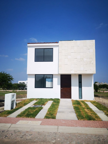 Renta De Casa Residencial En Privada Con Casa Club Ciudad Maderas