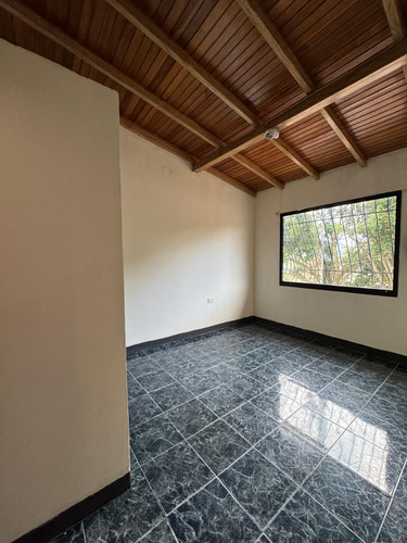 Ms Casa En Alquiler En La Av Rotaria