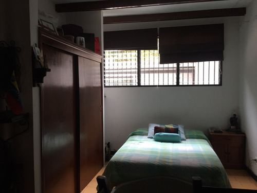 Imagen 9 de 30 de Comoda Y Amplia Casa En Venta. Urb, Miranda. Mr 04126270120