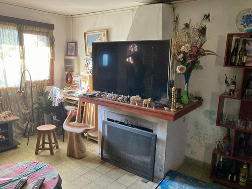 Casa En Venta De 2 Dormitorios C/ Cochera En Aguas Corrientes