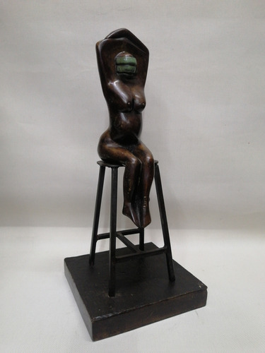 Escultura De Mesa Antigua En Bronce Mujer Vendada En Silla