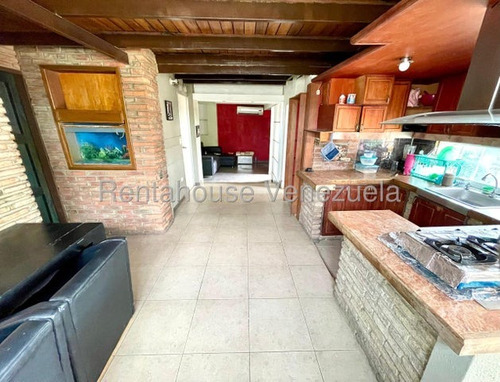 Amplia Y Cómoda Casa En Venta Al Oeste De La Ciudad, Posee Gran Distribución Interna Para El Disfrute De Tu Familia
