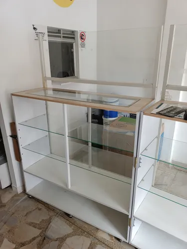 Vitrina En Madera Rh Y Vidrio, Con Protector En Vidrio. (Usado)