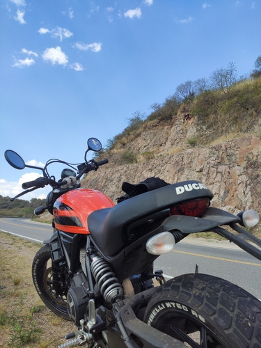 Imagen 4 de 16 de Ducati Scrambler 400 - Sixty Two Liquido