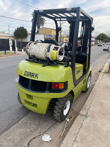 Imagen 1 de 11 de Autoelevador Clark 2,5 Tn Tt Con Desplazador
