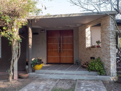 Imagen 4 de 30 de 31 Entre 421 Bis Y 422 Casa De Tres Dormitorios En Venta ,villa Elisa