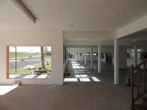 Local Comercial / Showroom / Oficinas / Multi Espacio Sobre Colectora Acceso Oeste Km38 Moreno X Dueño Directo