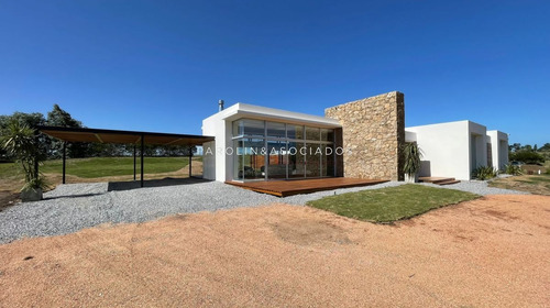Imagen 2 de 30 de Venta De Espectacular Casa De 4 Dormitorios En Pueblo Mio