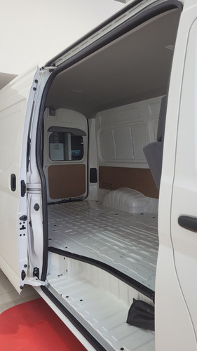 Toyota Hiace 2.8 Tdi Furgón 6at L2h2 3a 5p