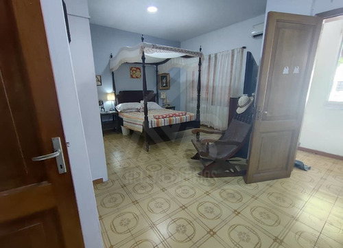 Se Vende Casa En El Rosal, De Estratégica Ubicación Habitable 5/5/5 Interesante Potencial Comercial Y Residencial Con Posibilidades De Ampliar