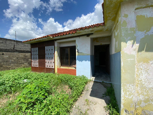 Se Vende Terreno Con Construcción Av. Los Agricultores Ve-08