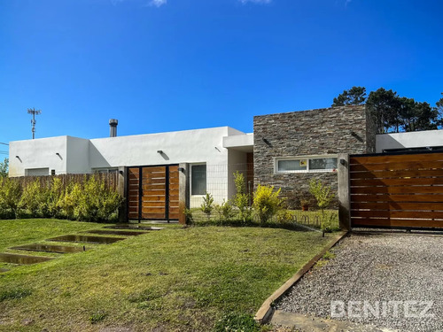 Moderna Casa. Zona Colegios. 3 Dormitorios. Piscina Climatizada Y Galeria.