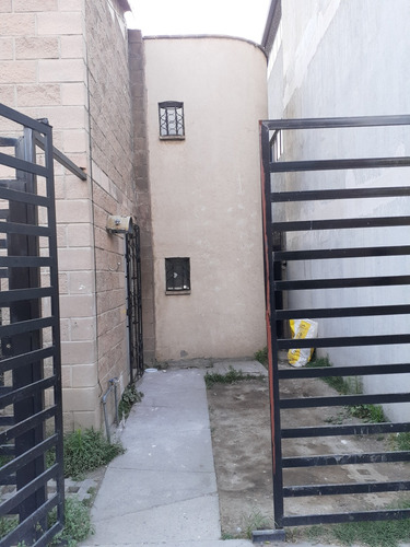 Casa De 2 Recamaras 1 Y Medio Baños, 1 Estacionamiento 