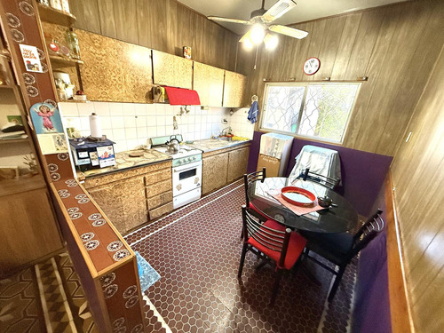 Casa En Venta De 4 Ambientes Con Jarín Y Cochera - Avellaneda