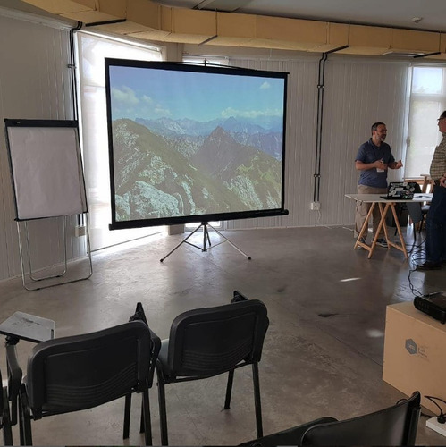 Imagen 5 de 6 de Alquiler Proyector Pantalla Gigante Trípodes Parlante Microf