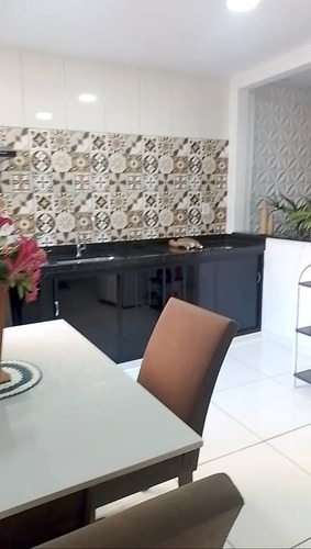 Ela Tem: Garagem Salão E Área Comum Bem Grande. 1 Kitnete