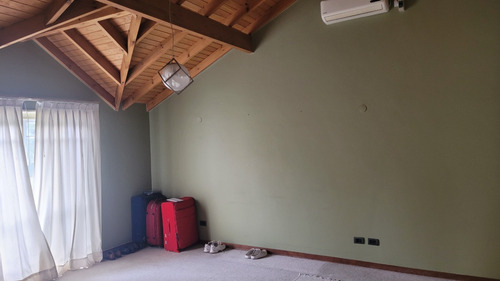 Saint Thomas Norte: Excelente Oportunidad Para Reacondicionar, Importante Casa De 691 M2, Sobre Dos Lotes, Total 2006 M2. Hoy Resulta Mucho Más Barato Comprar Y Adaptar Al Gusto Propio, Que Construir.