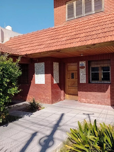 Casa En Venta - 3 Dormitorios 1 Baño - Cochera - 240mts2 - Lanús