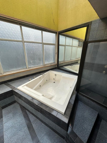 Casa Con Uso De Suelo Para Oficinas 839 M2 En Las Lomas De Chapultepec.