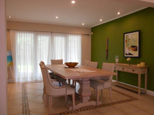 Chalet Moderno, En Dos Plantas, De 4 Dormitorios, Doble Gara