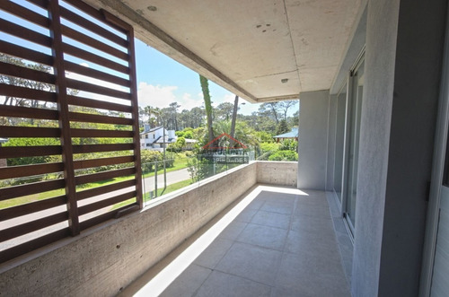 Apartamento En Punta Del Este- Ref: 5398