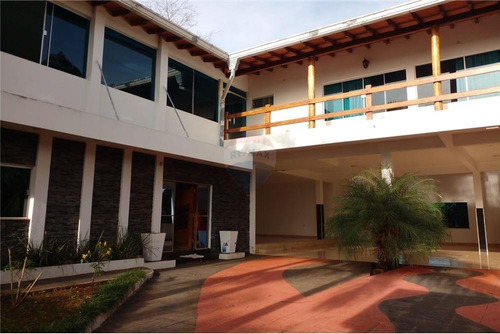 Vendo Residencia Con Amplio Patio En San Isidro, Etapa 5, A 2 Cuadras De La Costanera: 3 Habitaciones Y 5 Baños