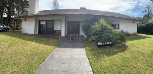 Imagen 2 de 30 de Amplia Casa En Zona Cantegril, 4 Dormitorios Con Dependencia, Piscina Y Parillero.