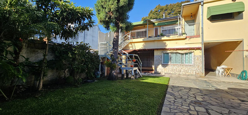 Gran Casa De 5 Ambientes Con Jardín Y Quincho En Antártida Argentina, Carapachay