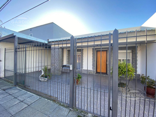 Casa En Venta En Colonia, A Una Cuadra De Colonia Shopping